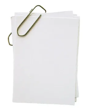 Stapel wit papier met een gouden paperclip